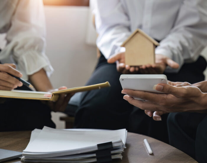 real estate agent Delivering sample homes to customers, mortgage loan contracts. Make a contract for hire purchase and sale of a house. and home insurance contracts, home mortgage loan concept.